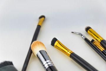 Naklejka premium Vielzahl von professionellen Make-up Pinsel in verschiedenen Farben, Formen und Größen auf weißem Hintergrund isoliert.