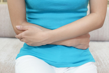 腹痛を訴える女性