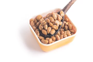Photo sur Plexiglas K2 Natto. Fermented soybeans into a spoon