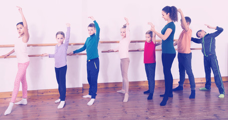 Obraz premium Group of children practicing at the ballet barre