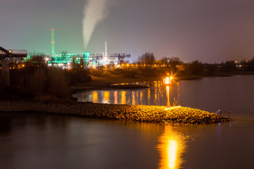 Fototapeta na wymiar Kraftwerk Lausward bei Nacht, Düsseldorf