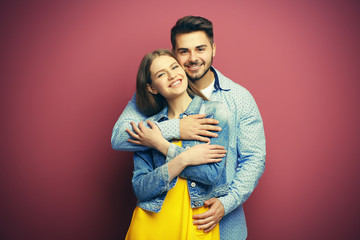 Naklejka premium Cute young couple on color background