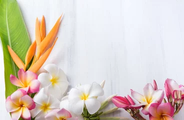 Foto op Aluminium white wood texture with Heliconia and plumeria flower © kwanchaichaiudom