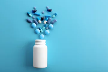 Papier Peint photo Pharmacie Tas de pilules sur fond bleu