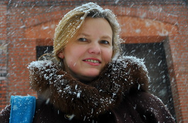 Portret kobiety w śnieżną pogodę - obrazy, fototapety, plakaty
