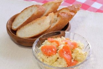 スモークサーモンのポテトサラダとバゲット