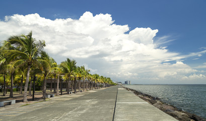 Obraz premium Place for a stroll, Manila seaside