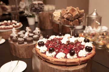 Cercles muraux Dessert décoration de dessert sur table en bois au restaurant avec vinta