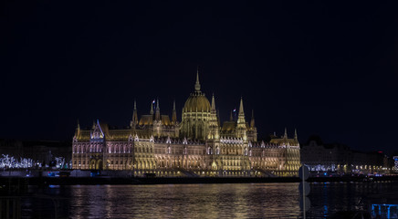 Obraz premium Beautiful illuminated famous Budapest parliament building along