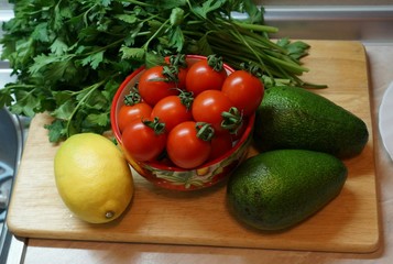 завтрак помидоры ,авакадо и лимон 