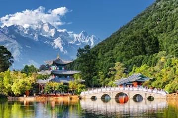 Foto op Plexiglas Prachtig uitzicht op de Jade Dragon Snow Mountain, Lijiang, China © efired