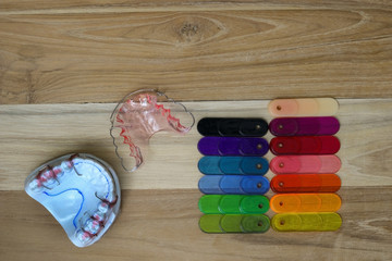 Sample colour of retainer on wood plate left