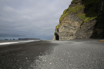 Halsanefshellir Basaltsäulen am Reynisfjara Strand. Island