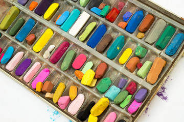 Naklejka premium Used pastel chalks