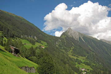 Fototapeta na wymiar Gipfel des Brandberger Kolm mit Wolken
