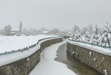 su kanalları & taşkınları &ouml;nlemek i&ccedil;in su kanalı