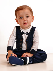 Retrato de un bebe con traje smoking.