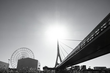 観覧車と橋と太陽（白黒）