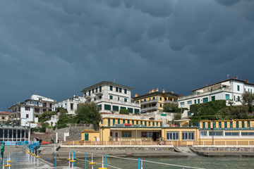 Dramatische Wolken künden von einem anziehenden Sturm