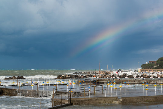 Castiglioncello Badeanstalt nach dem Sturm mit Regenbogen