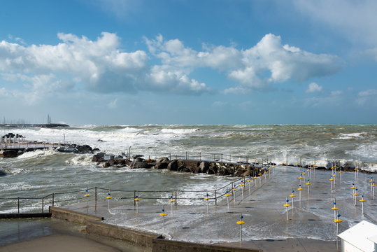 Zerst&ouml;rung durch Sturm und Wellen Badeanstalt Castiglioncello
