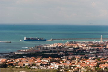 Containerfrachter einlaufend Hafen Livorno