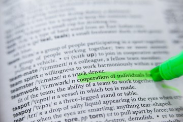 Obraz premium Highlighted definition of teamwork in dictionary