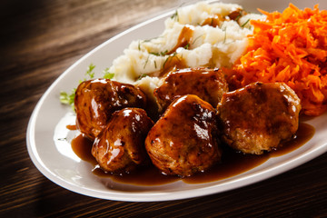 Roasted meatballs, mashed potatoes and vegetables 