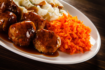 Roasted meatballs, mashed potatoes and vegetables 