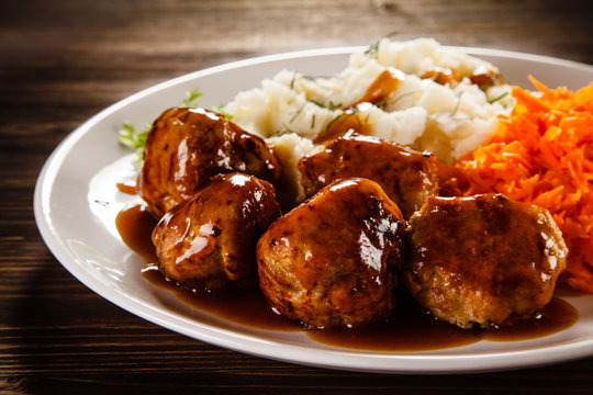 Roasted meatballs, mashed potatoes and vegetables 