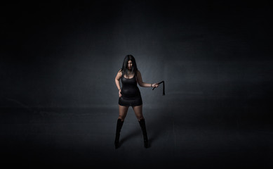 Fototapeta premium kochanka z kotem o dziewięciu ogonach pod ręką