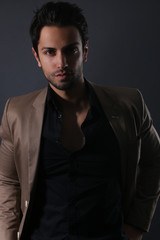 Bel homme portant une veste de costume marron 