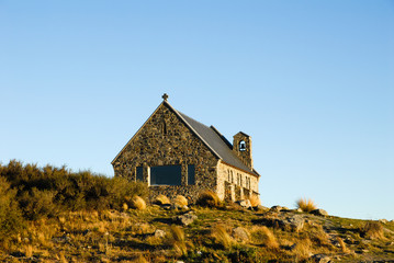 Fototapeta na wymiar 秋の夕方のテカポ湖畔　良き羊飼いの教会（ニュージーランド）