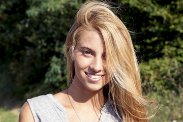 Naklejka premium portrait of smiling beautiful young woman outdoor on vacation