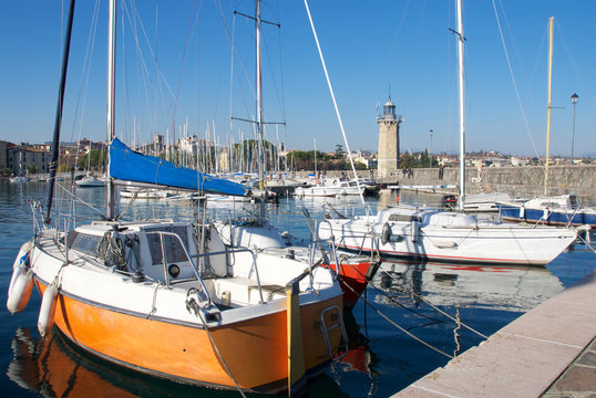 Barche ormeggiate ne porto turistico di Desenzano sul lago di Garda