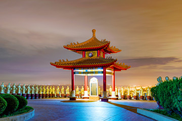 Obraz premium Temple with buddhas