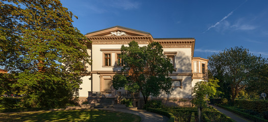 Westfassade der Berliner Villa Kogge im Abendlicht