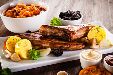 Grilled ribs with vegetables 