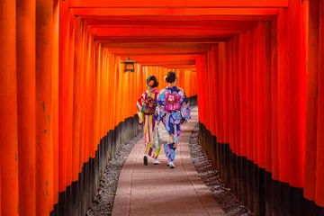  Vrouwen die in traditionele Japanse kimono& 39 s bij Fushimi Inari-schrijn in Kyoto, Japan lopen © Patryk Kosmider