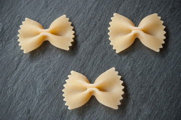 pâtes en forme de papillon sur ardoise