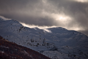 Obraz premium Kaukaz - Gruzja w zimowej szacie. Caucassus mountains in Georgia.