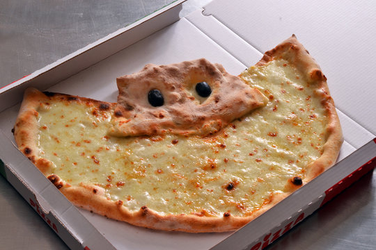 Pizza en forma de fantasma halloween.
