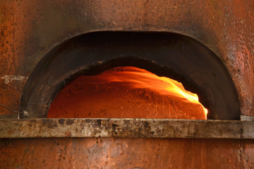 Boca del horno ara pizza y pan. Horno artesanal.