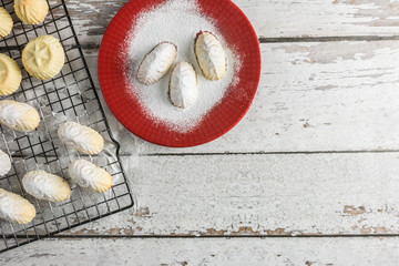 Mamoul in red plate top powder