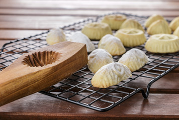 Mamoul side view with mold