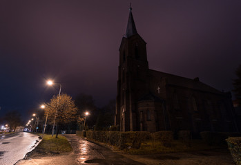Opuszczony kościół kryje się w cieniach miasta