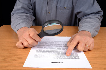Relecture du contrat à la loupe 