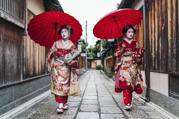 Naklejka premium Portret gejszy Maiko w Kyoto Gion