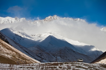 Kaukaz - Gruzja w zimowej szacie. Caucassus mountains in Georgia. © rogozinski