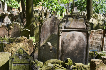 Obraz premium Tombstones on Old Jewish Cemetery in the Jewish Quarter in Prague.There are about 12000 tombstones presently visible